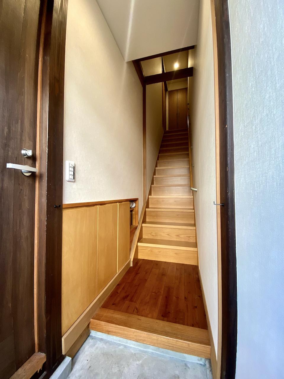 金沢市十三間町の売買物件/2階居住スペースの玄関。左の扉から店舗にいけます