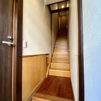 金沢市十三間町の売買物件/2階居住スペースの玄関。左の扉から店舗にいけます