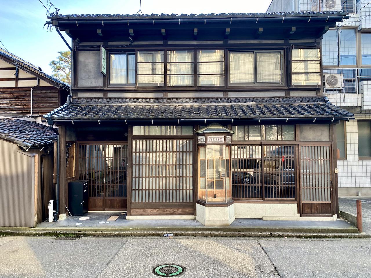 金沢市十三間町の売買物件/真ん中のショーケースが特徴的な外観。左は店舗入口、右は住居スペースの玄関になります