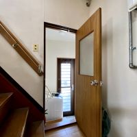 金沢市六枚町の賃貸物件/階段横には外に出られる勝手口が