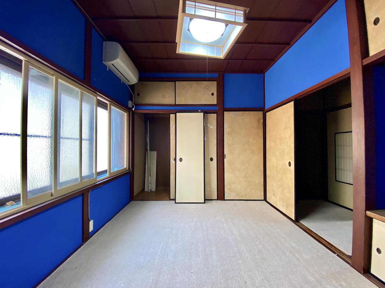 金沢市六枚町の賃貸物件/左手の引戸を開けると屋根裏小屋へと繋がる階段がありますが、ここの使用は要相談