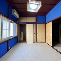 金沢市六枚町の賃貸物件/左手の引戸を開けると屋根裏小屋へと繋がる階段がありますが、ここの使用は要相談