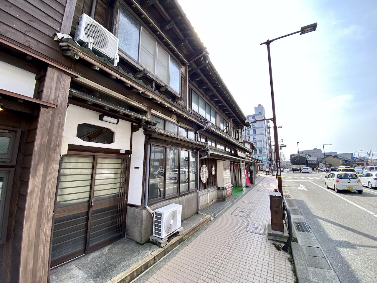 金沢市六枚町の賃貸物件/通りの並びを見ると歴史を感じます