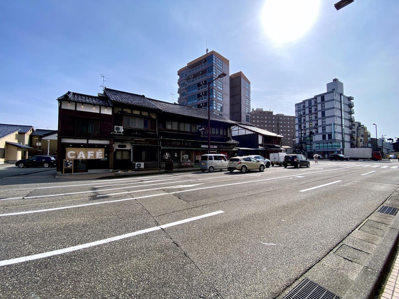 金沢市六枚町の賃貸物件/六枚交差点から町家を見る