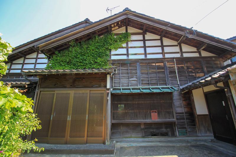 石川県金沢市扇町の賃貸物件/妻面の梁と束と貫によるアズマダチと呼ばれる意匠