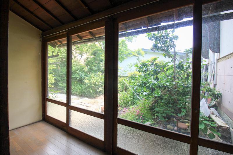 石川県金沢市扇町の賃貸物件/裏側の縁からは庭の豊な植栽が