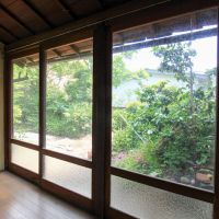 石川県金沢市扇町の賃貸物件/裏側の縁からは庭の豊な植栽が