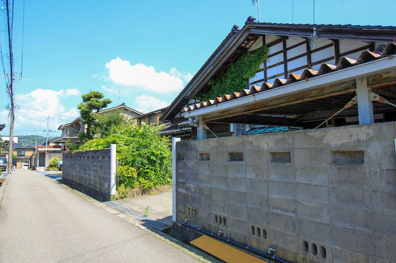 石川県金沢市扇町の賃貸物件/屋敷構え西側より　住宅街の静かな通りです