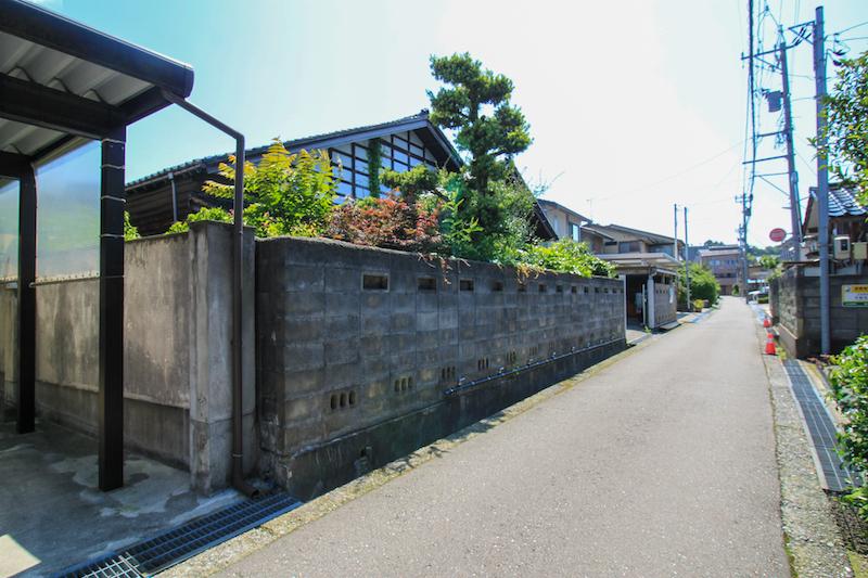 石川県金沢市扇町の賃貸物件/屋敷構え　西側より