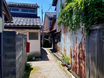 金沢市長町1丁目の賃貸物件/向こう三軒両隣の景色