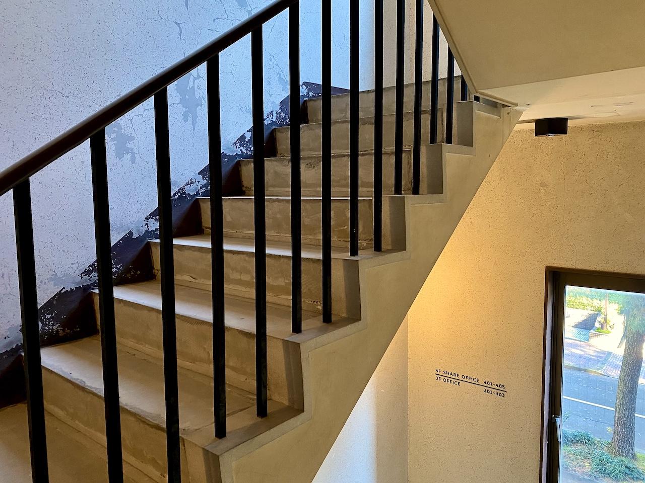 金沢市香林坊1丁目の賃貸物件/階段は仕上げなしのまま