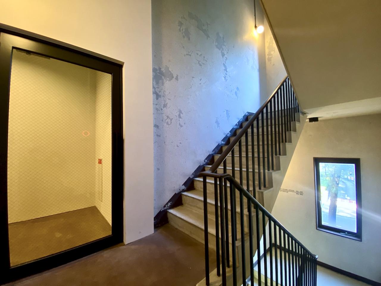 金沢市香林坊1丁目の賃貸物件/共用階段　この扉は3階テナントの共用扉