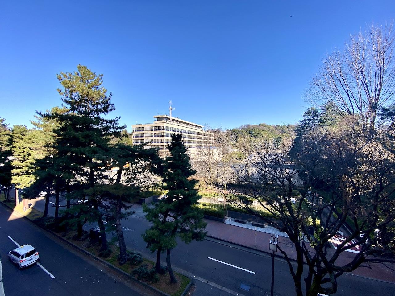 金沢市香林坊1丁目の賃貸物件/窓からの景色　オフィスから緑が見えると気持ちいいです