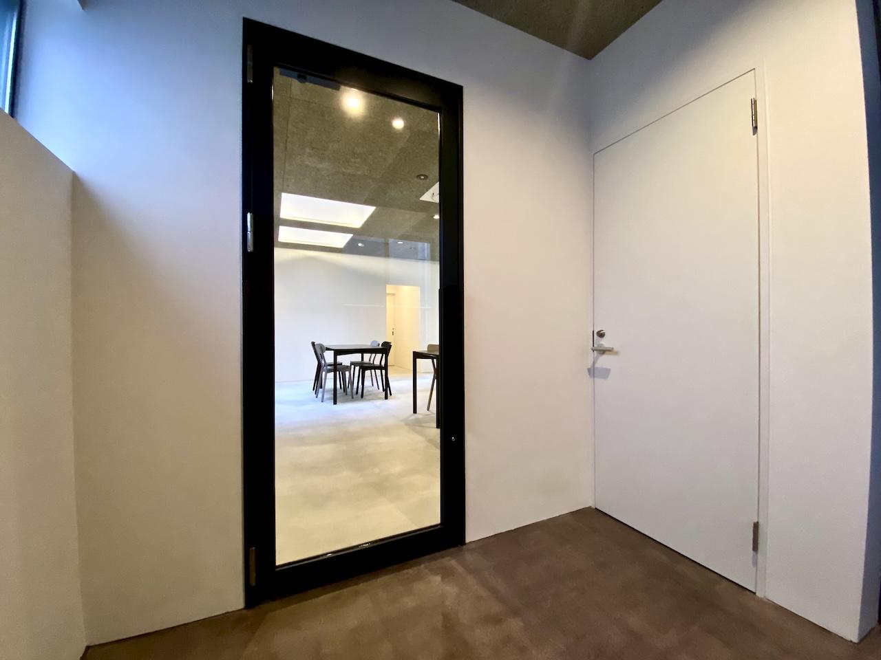 金沢市香林坊1丁目の賃貸物件/4階フロア共用扉