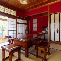 金沢市金石本町の売買物件/西側の弁柄の客間。炉が切ってあるのでお茶を嗜むことができます。西側には窓がないため西日を気にせず、東と南から光を取り入れることができます。