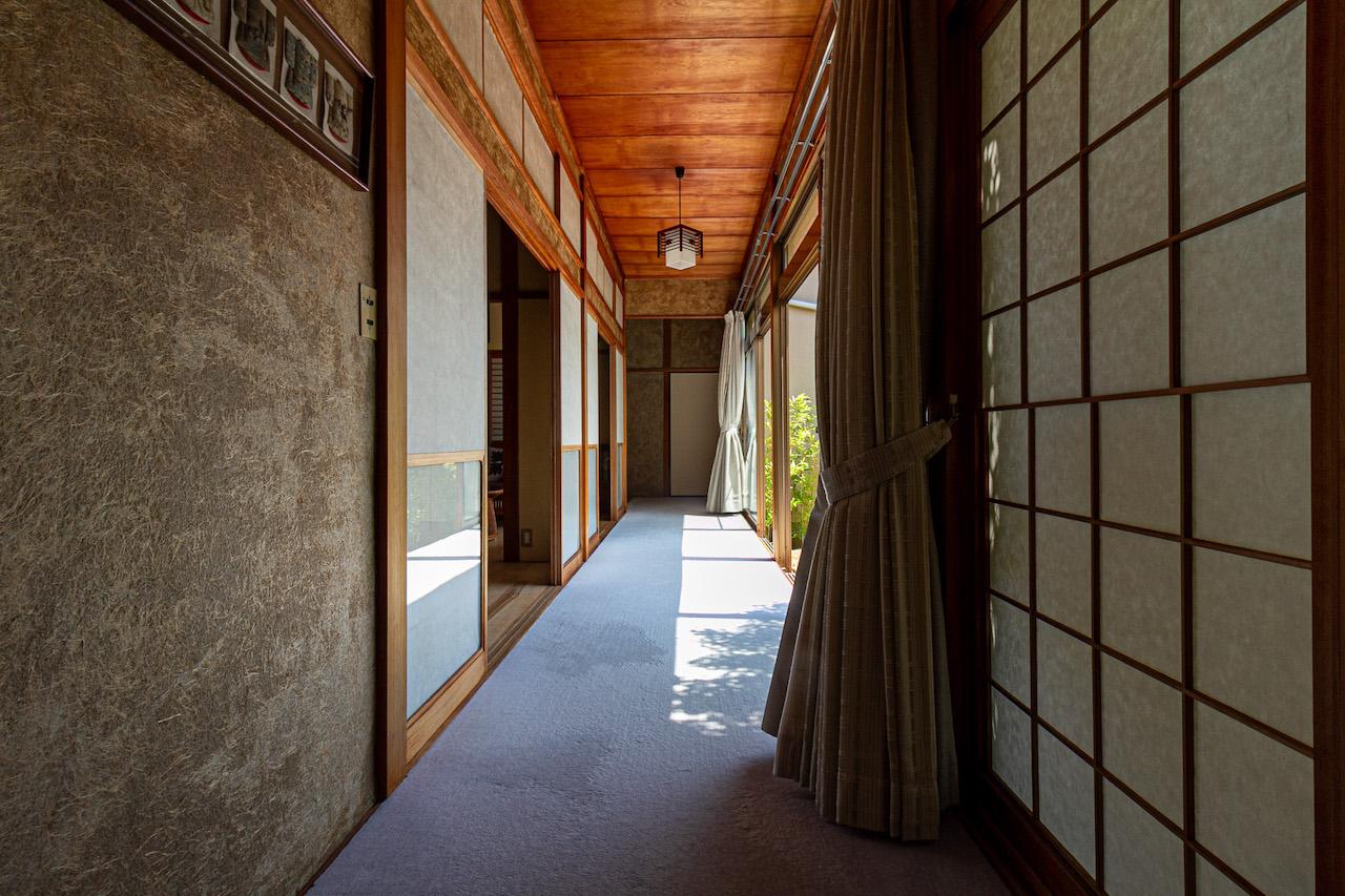 金沢市金石本町の売買物件/麻和紙の壁。飴色の天井材。庭から陽光が差し込む。南向き