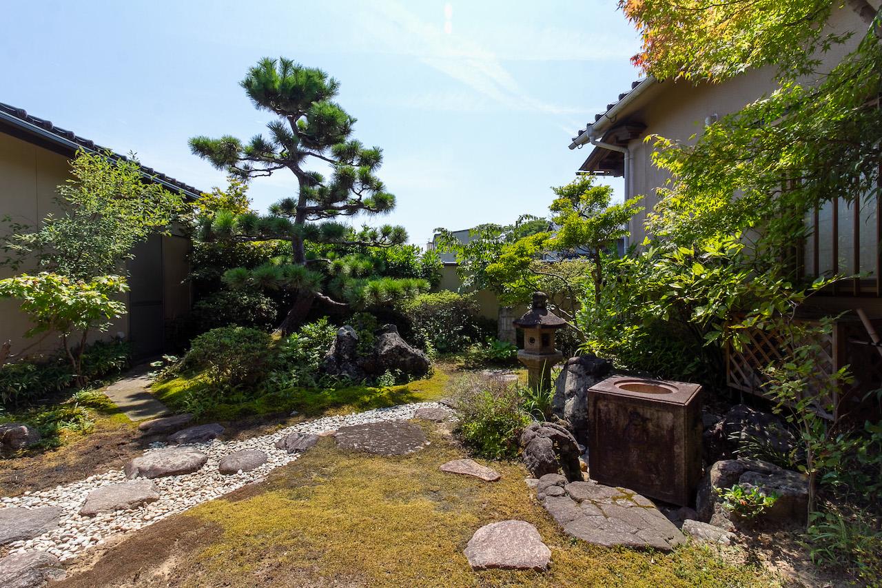 金沢市金石本町の売買物件/庭苔が美しい日本庭園