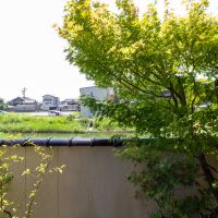 金沢市金石本町の売買物件/客間の縁側からの眺望。目の前は川です。川の向こうは近くの幼稚園の駐車場になっているので抜けがあり、時間によっては園児の姿も。川を覗けば、鳥たちも。緩やかな時間が流れます。