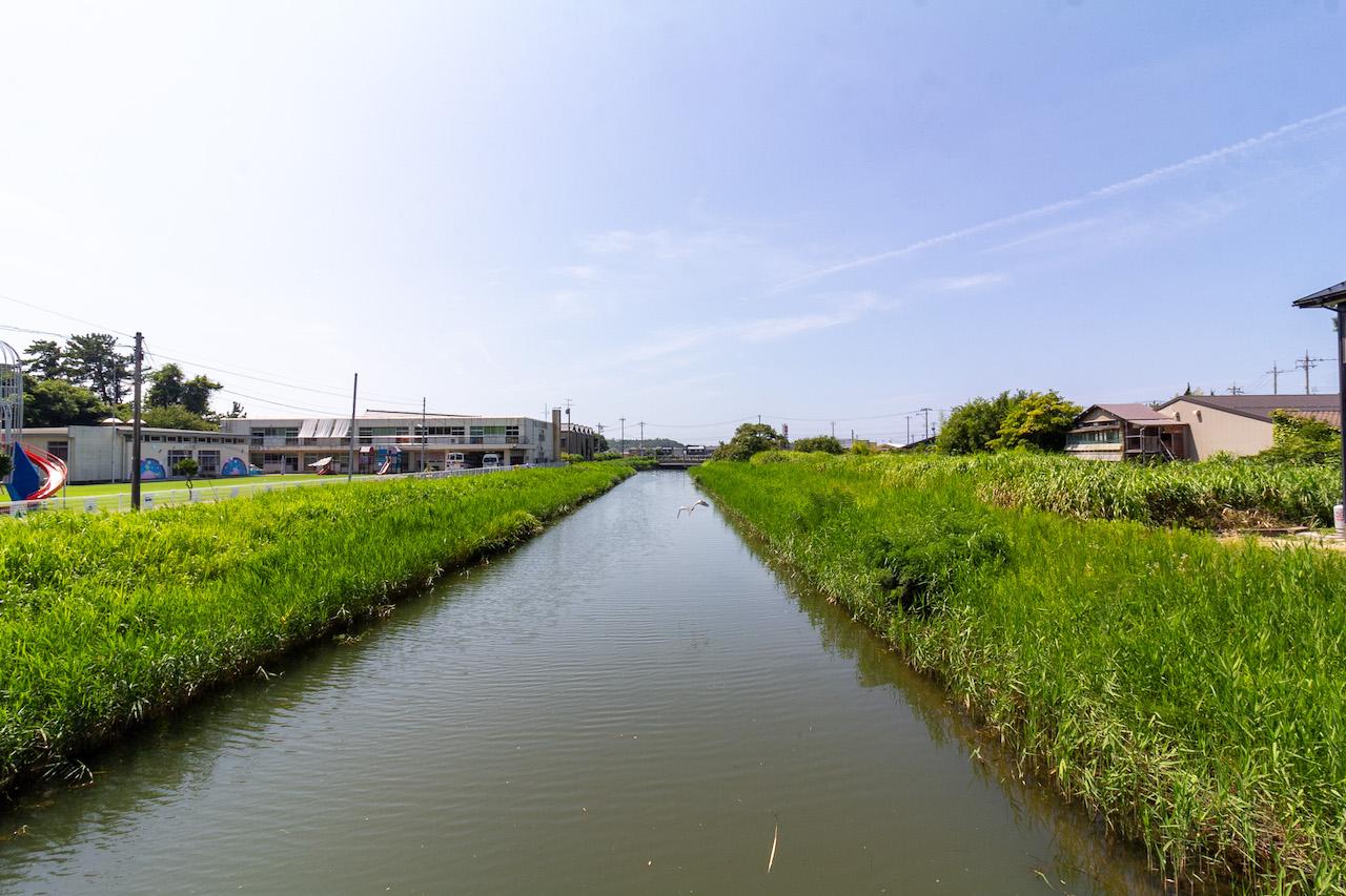 金沢市金石本町の売買物件/本物件の隣の川。偶然、鳥が飛び立つところを写真で収めました。穏やかに流れます。