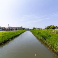 金沢市金石本町の売買物件/本物件の隣の川。偶然、鳥が飛び立つところを写真で収めました。穏やかに流れます。