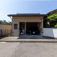 金沢市金石本町の売買物件/車庫付きとなります。サンルームとしても利用可能です。