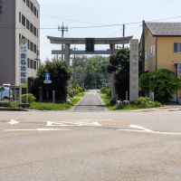 金沢市金石本町の売買物件/交差点にそびえ立つ大野湊神社の一の鳥居。その鳥居をくぐり表参道を進み、二の鳥居がある橋の手前で曲がった先に本物件があります。