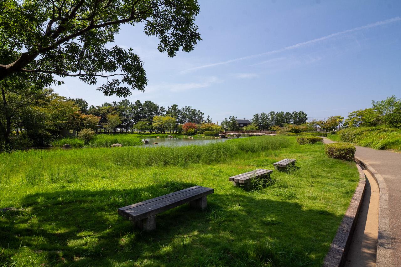 金沢市金石本町の売買物件/神社の隣の大野湊緑地公園。池もあります。