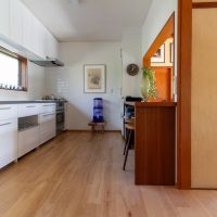金沢市金石本町の売買物件/キッチンスペースは広々としています。LDKの床は、桜の無垢材。