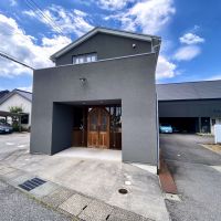 富山県富山市町村2丁目の賃貸物件/室内とは違うモダンな外観　お隣に掲載中の「私色の家」があります