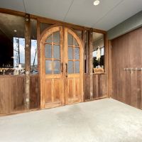 富山県富山市町村2丁目の賃貸物件/アンティークの扉がお出迎え