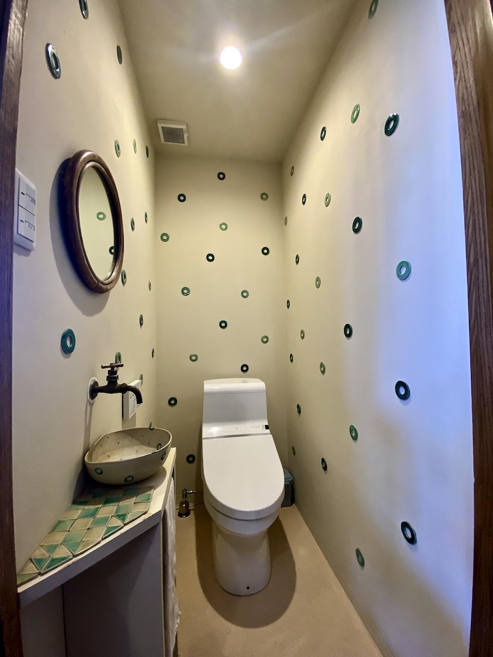 富山県富山市町村2丁目の賃貸物件/トイレの壁にもオリジナルのタイル