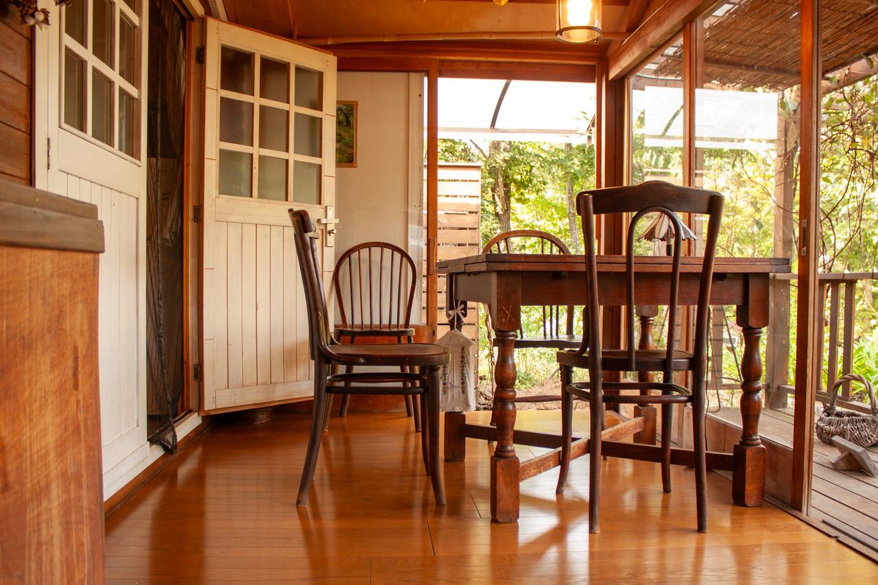 福井県坂井市三国町崎の売買物件/ガラス戸に囲まれた室内からは庭が良く見えます。