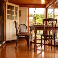 福井県坂井市三国町崎の売買物件/ガラス戸に囲まれた室内からは庭が良く見えます。