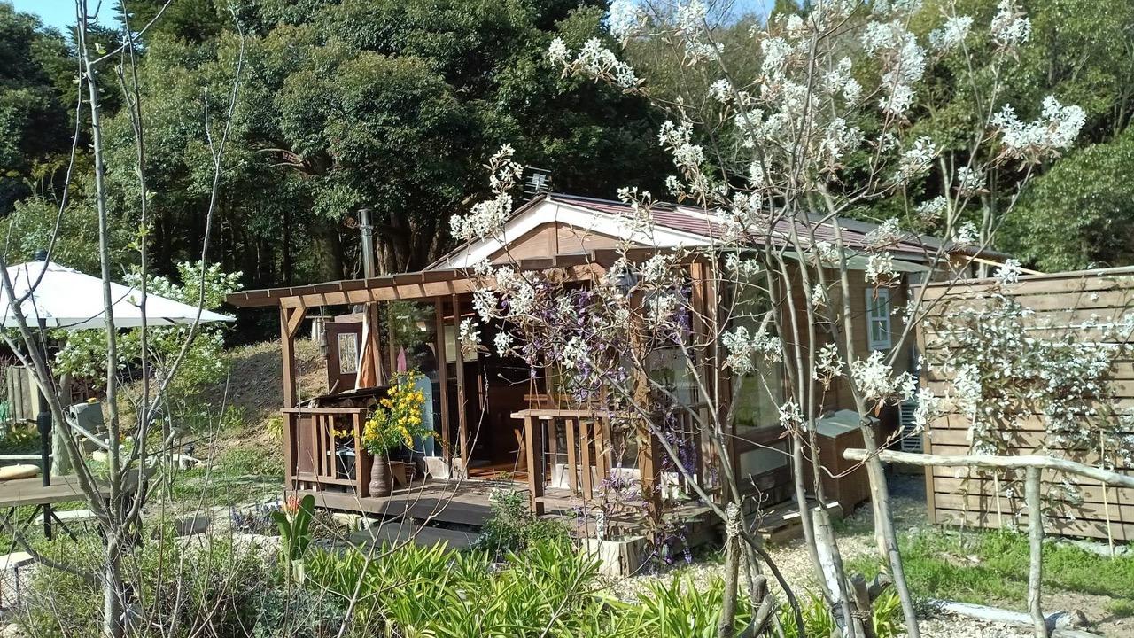 福井県坂井市三国町崎の売買物件/ウッドデッキが特徴的な小屋