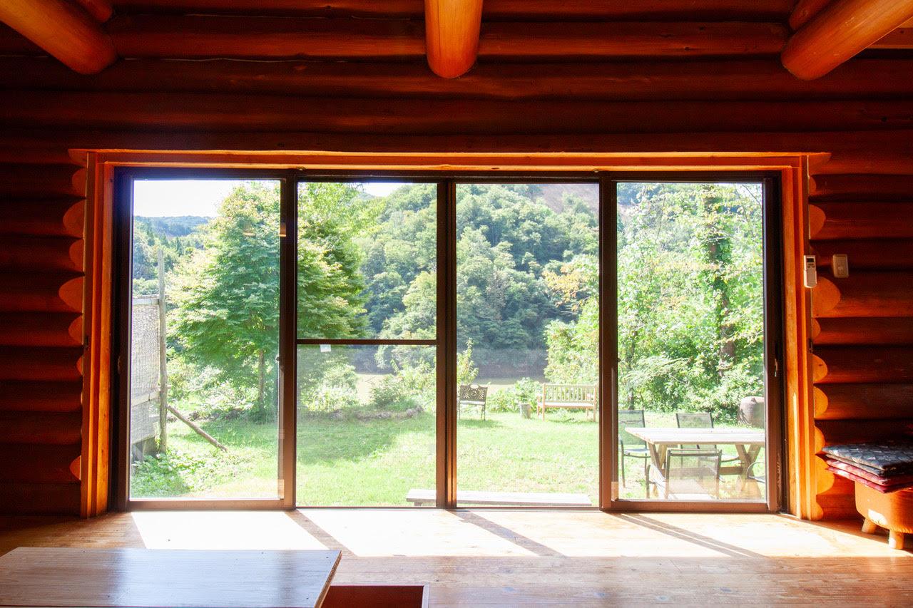 珠洲市若山町上山の売買物件/庭と山を眺める