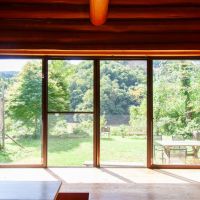 珠洲市若山町上山の売買物件/庭と山を眺める