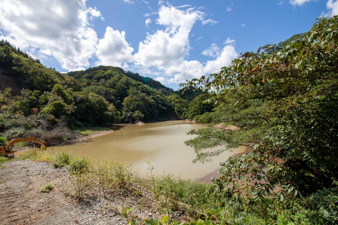 珠洲市若山町上山の売買物件/ダム湖は雨の影響か濁っていました。
