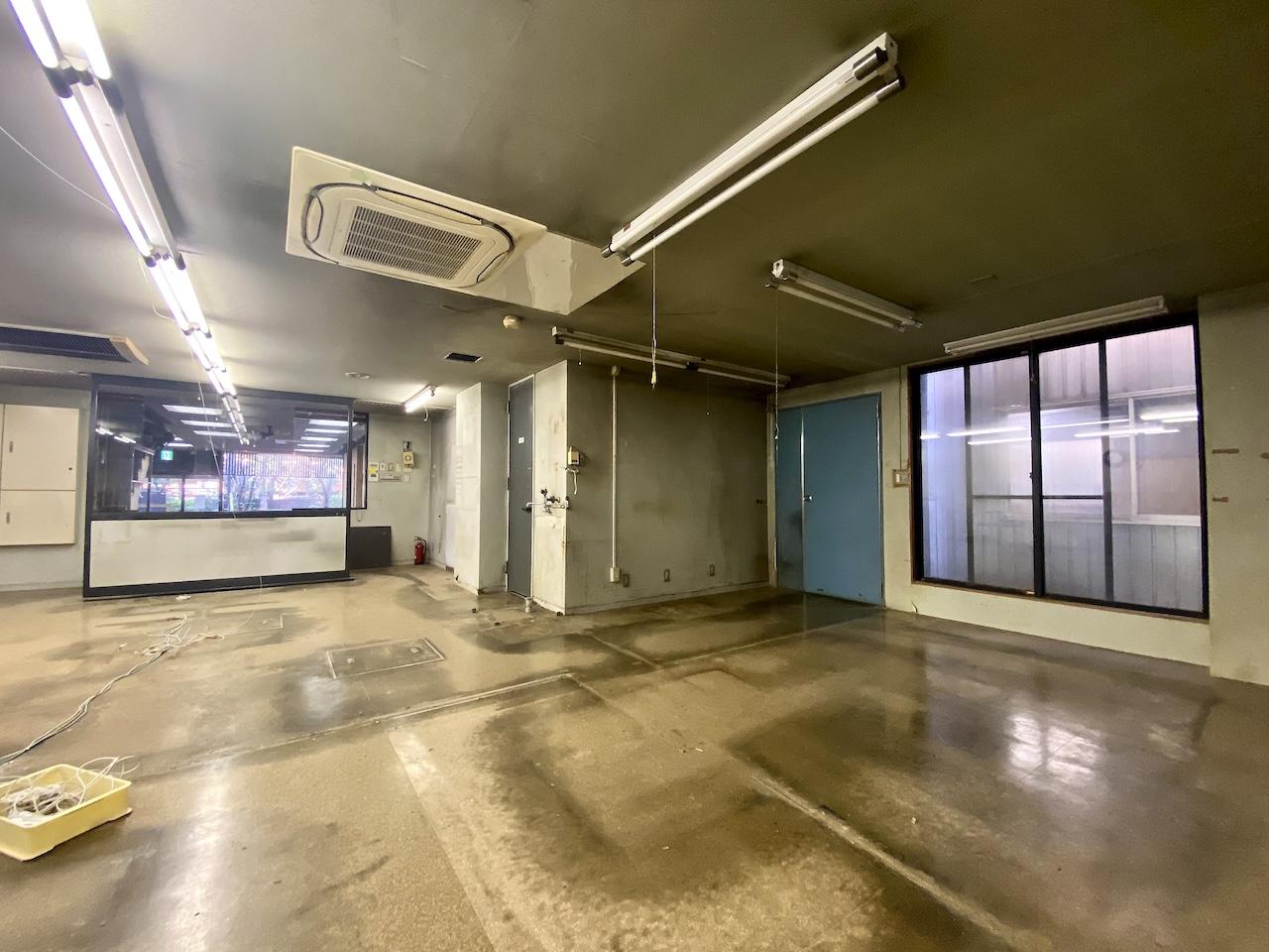 金沢市広坂1丁目の賃貸物件/売場の奥に事務スペース兼工房の名残が残っています