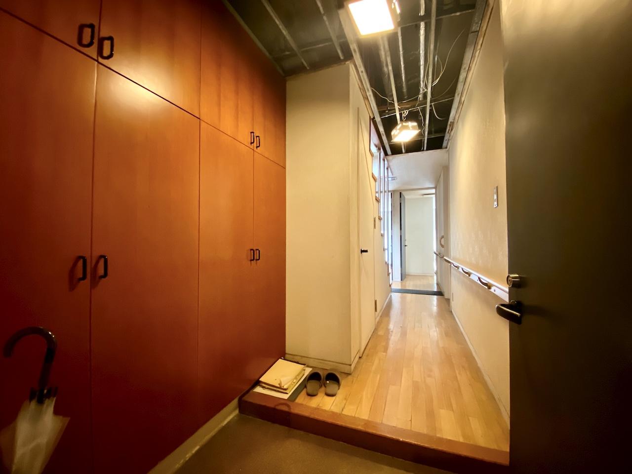 金沢市広坂1丁目の賃貸物件/2階に玄関があります