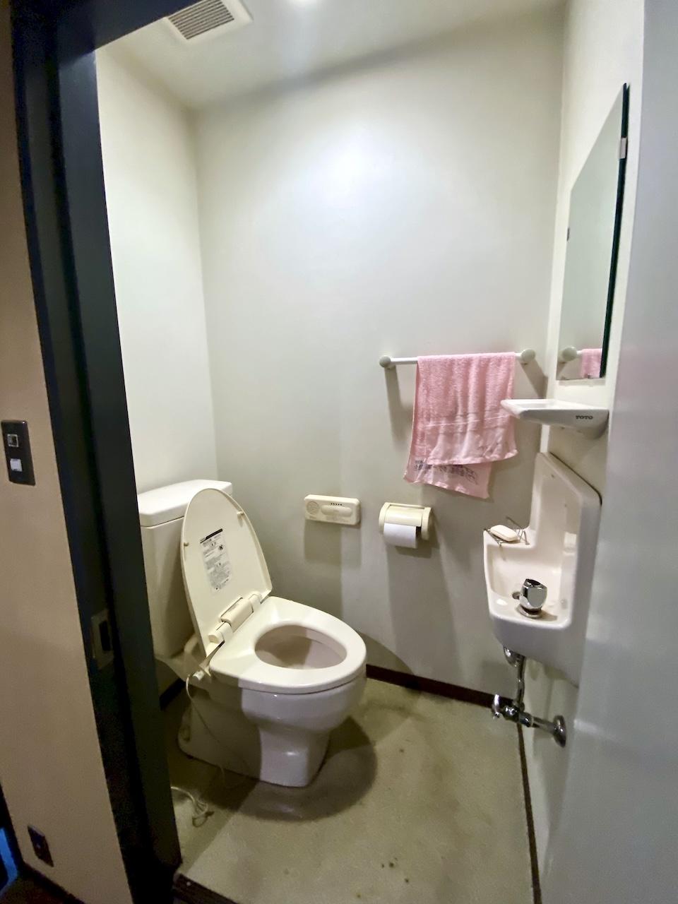 金沢市広坂1丁目の賃貸物件/応接間の横にはトイレ