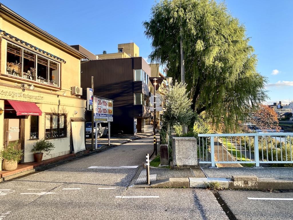 金沢市片町2丁目の賃貸物件/濃い色の建物が目印です