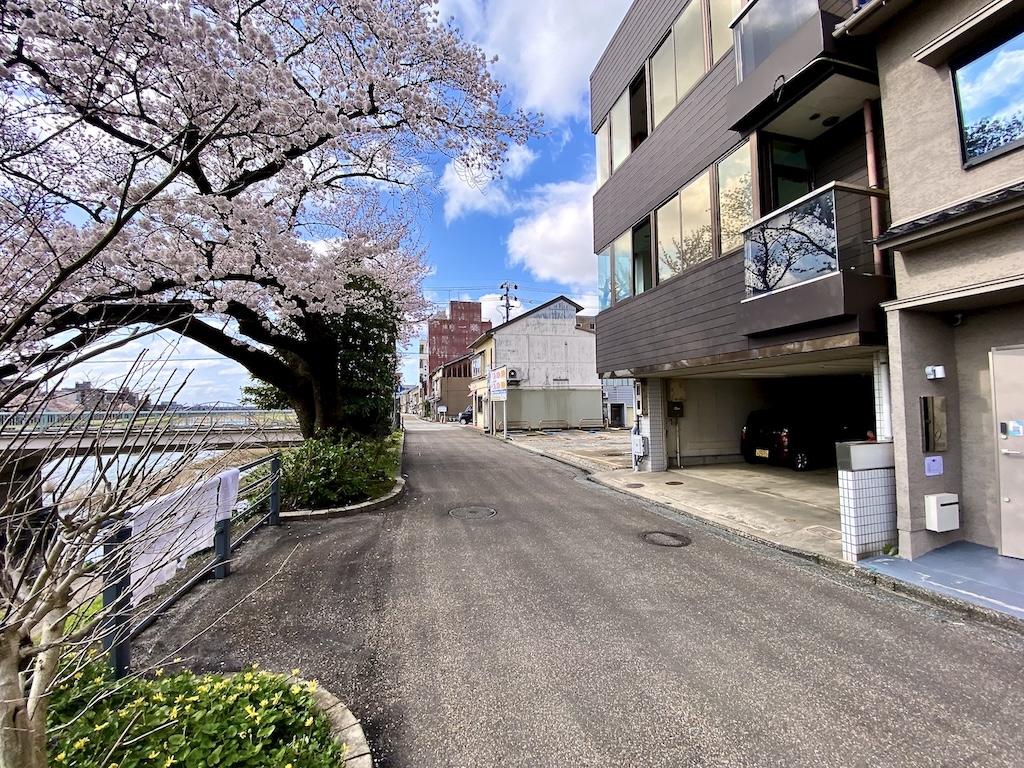 金沢市片町2丁目の賃貸物件/春には建物前に桜が咲きます