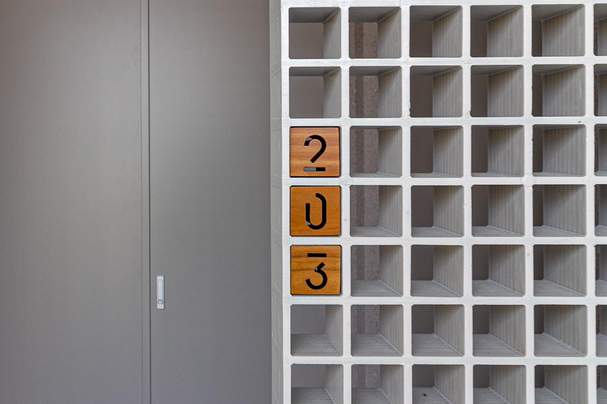 金沢市中央通町の賃貸物件/サインや番号表示についても、デザイナーが制作