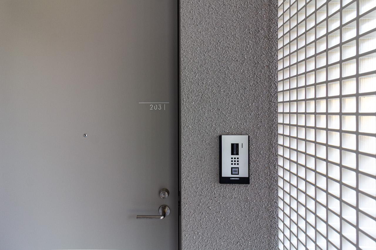 金沢市中央通町の賃貸物件/お部屋前にもカメラ付きインターフォンとなります