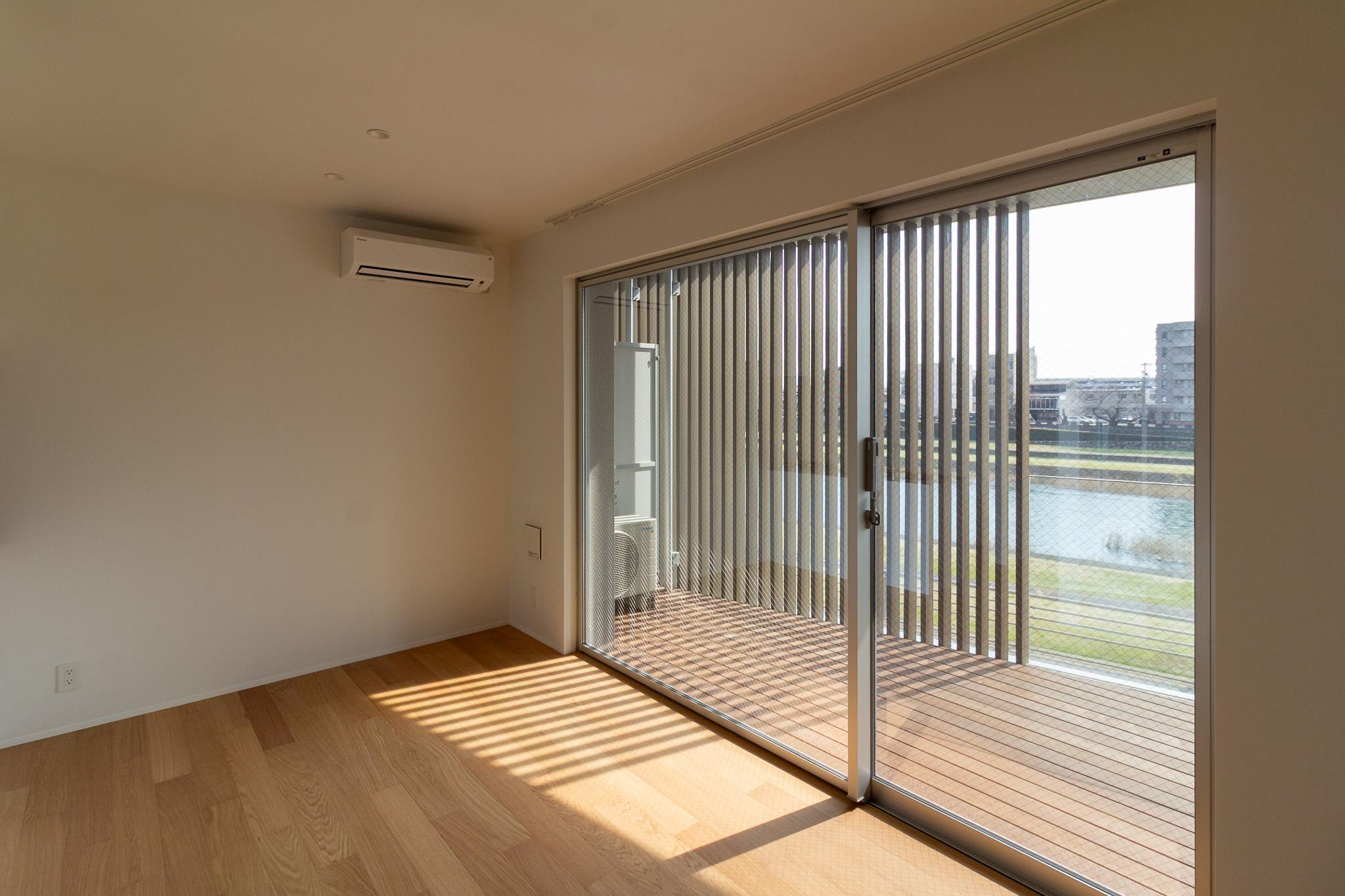 金沢市中央通町の賃貸物件/目一杯広く設けられた開口から光が差し込みます。