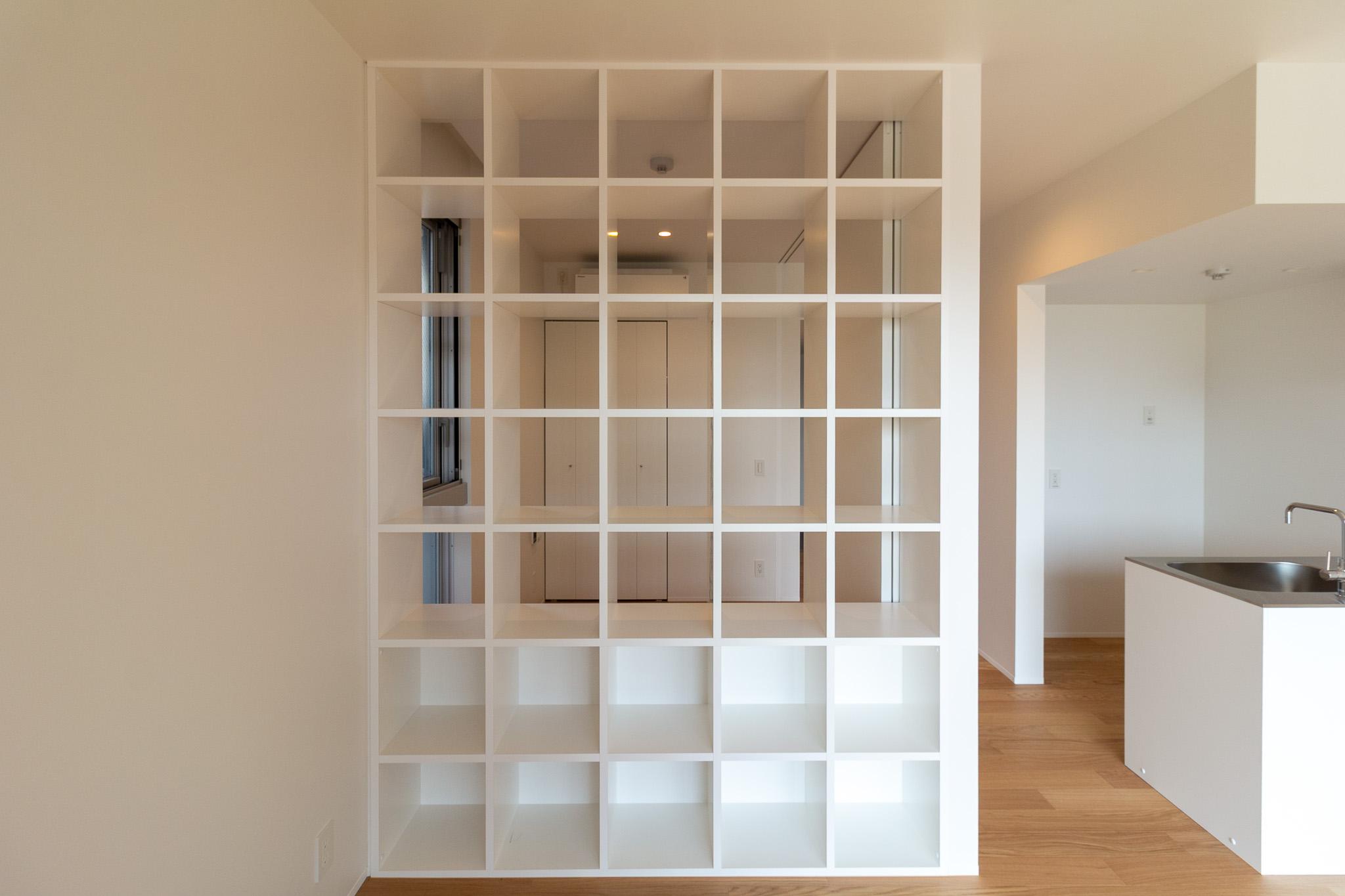 金沢市中央通町の賃貸物件/寝室とリビングとの間仕切りが造作棚となっております