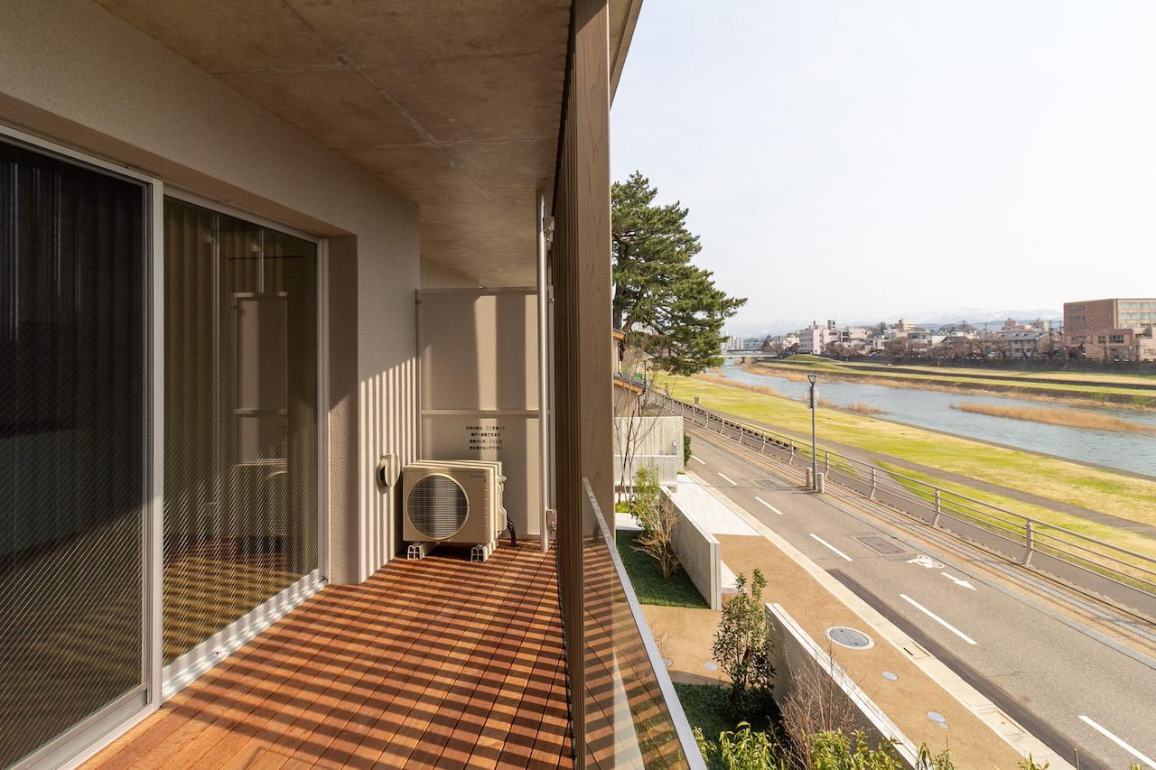 金沢市中央通町の賃貸物件/ウッドデッキテラスと犀川。本物の木材を使ったデッキ。全室、イスと机を置ける広々サイズです