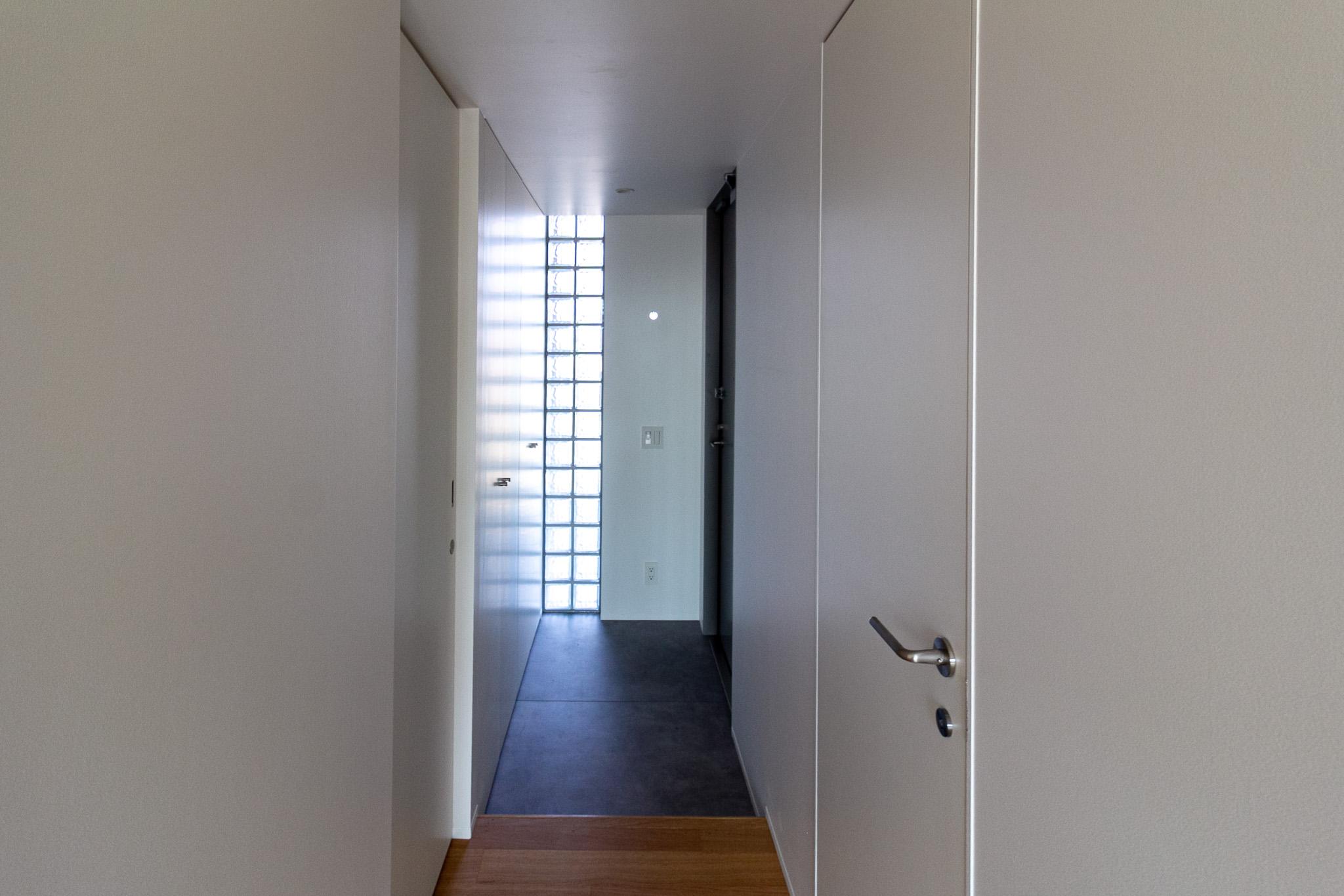 金沢市中央通町の賃貸物件/ガラスブロックが特徴的な玄関。北面ですが明るいです