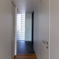 金沢市中央通町の賃貸物件/ガラスブロックが特徴的な玄関。北面ですが明るいです