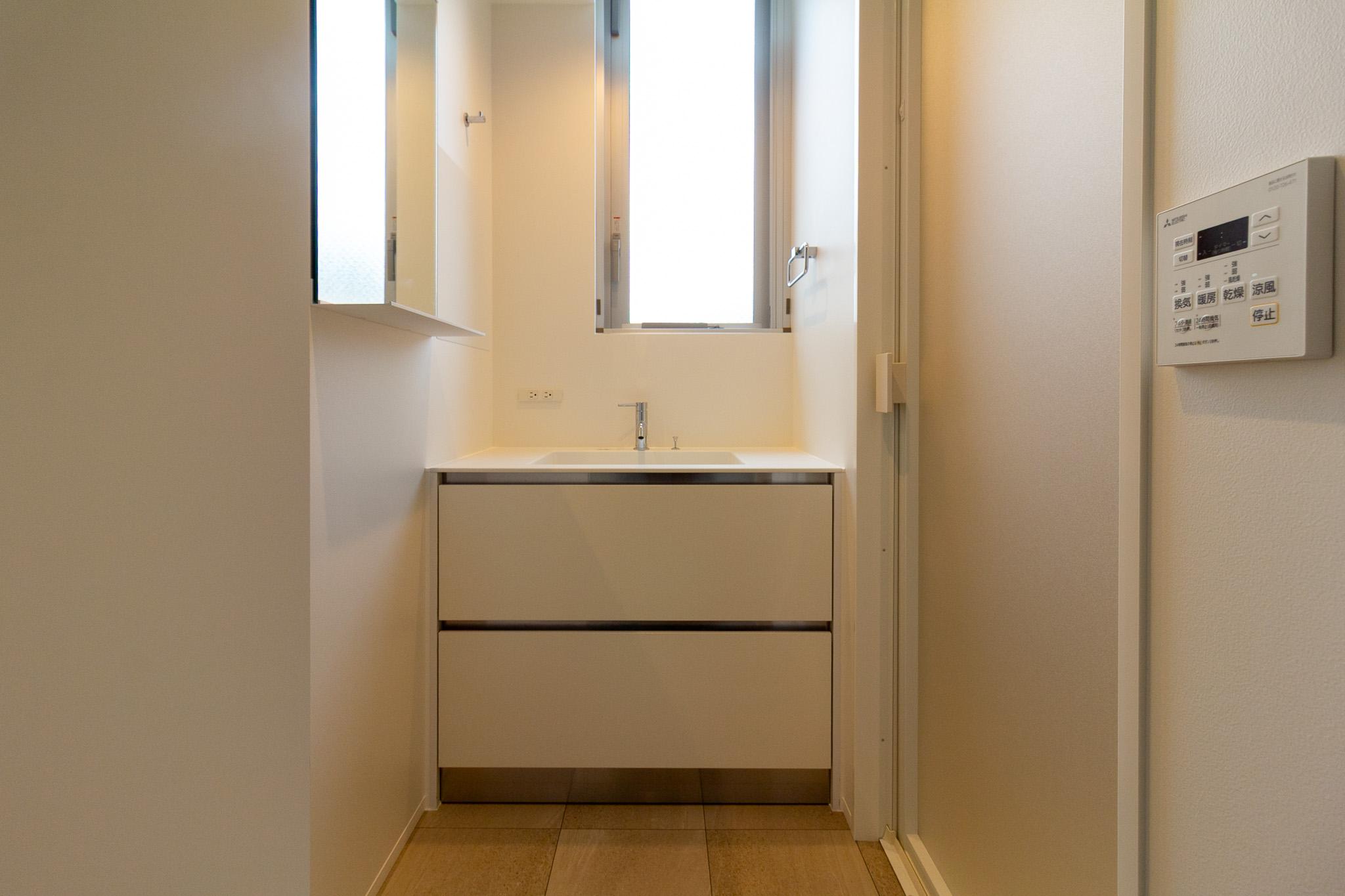 金沢市中央通町の賃貸物件/窓がある洗面